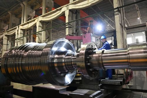 哈電集團哈爾濱汽輪機廠有限責(zé)任公司工人在作業(yè)中.